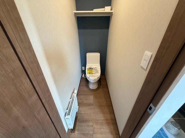 ■トイレ■
便利な壁リモコン付きトイレです♪一手間かからず快適な操作で、節水機能やウォシュレットなど機能が充実してます!洗練されたデザインと先進の技術が融合し、快適で清潔なトイレを提供します♪