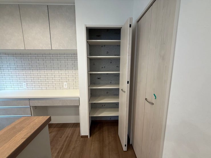 ■キッチン収納■
食材や調味料、キッチン用品などのストックや非常食など整理整頓でき、使い勝手◎
忙しい生活の中でもストレスなく料理を楽しむことが出来ます。