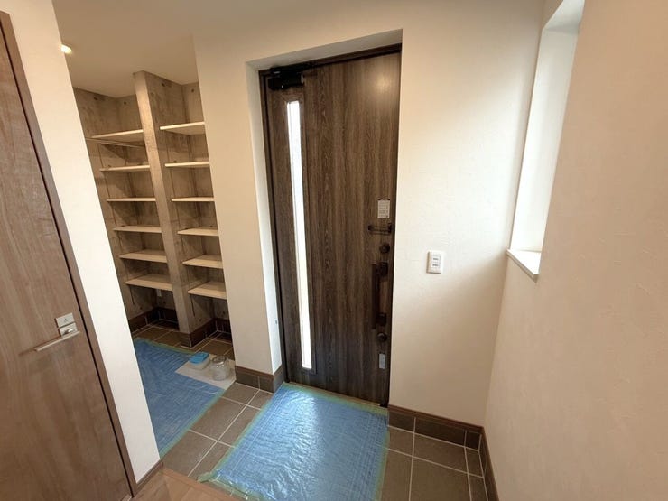 ■玄関■
玄関は自然光が差し込むデザインで、明るい印象に☆家に入るたびに温かさと安心感を感じられ、訪れる人に好印象を与えますね!