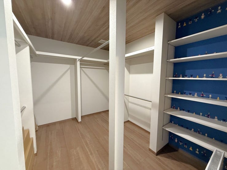 ■ファミリークローゼット■
家族全員の服や季節物がスッキリ収まるファミクロ♪上下2段のハンガーパイプでワンピースからコートまで効率良く収納でき、棚には小物やお子様のコレクションを美しくディスプレイ。