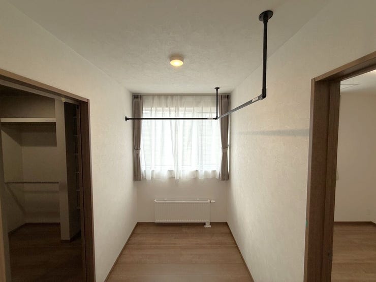 ■フリースペース■
ハンギングバーを設置してあり、雨の日でも安心して洗濯物を干せる室内干しスペースとして活躍します。ファミクロが隣のため家事動線もスムーズで、忙しい日々も快適に過ごせます。