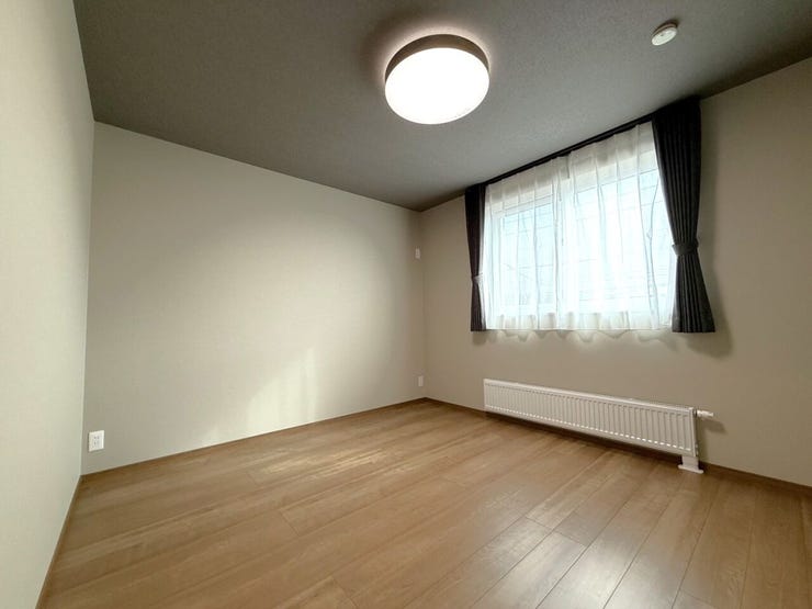 ■洋室(約7.0帖)■
夫婦でのびのび使える快適な空間です。家具の配置もしやすく、くつろぎの時間をしっかり確保。主寝室ならではの落ち着きと、暮らしに寄り添う使いやすさが魅力です。