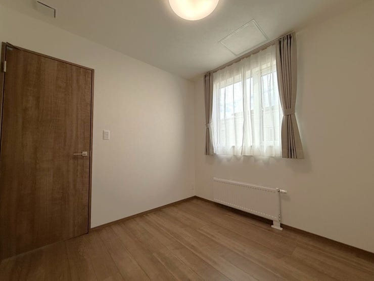 ■洋室(約4.5帖)■
コンパクトながら居心地の良い洋室♪機能的なレイアウトで生活スペースを最大限に活用し、落ち着いた雰囲気が広がる心地よい洋室です☆小さなスペースでも快適な休息を提供します。