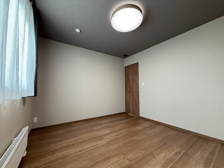 ■洋室(約4.5帖)■
子ども部屋にぴったりのサイズ感。クローゼット付きでお洋服や学用品の整理もラクラク。窓がついているため明るく風通しも◎。成長に合わせて長く使える、快適なプライベート空間です。