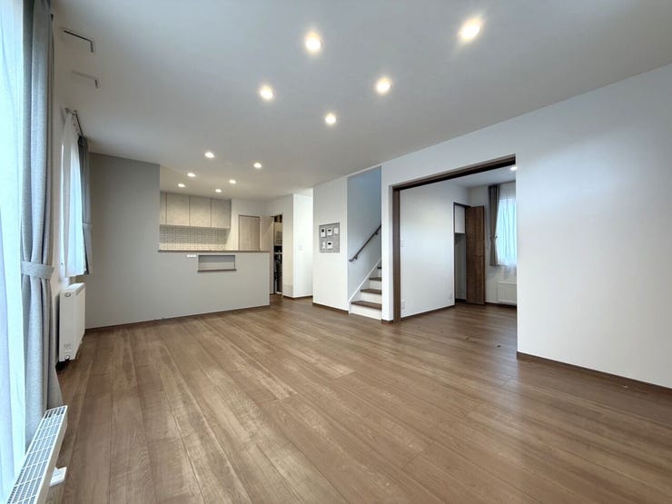 ■LDK(約17.7帖)■
南東・南西の2面採光で陽光たっぷり。ダウンライトが空間をやさしく照らし、明るく開放的なリビングに。家族のくつろぎや団らんの時間をより心地よく演出します◎