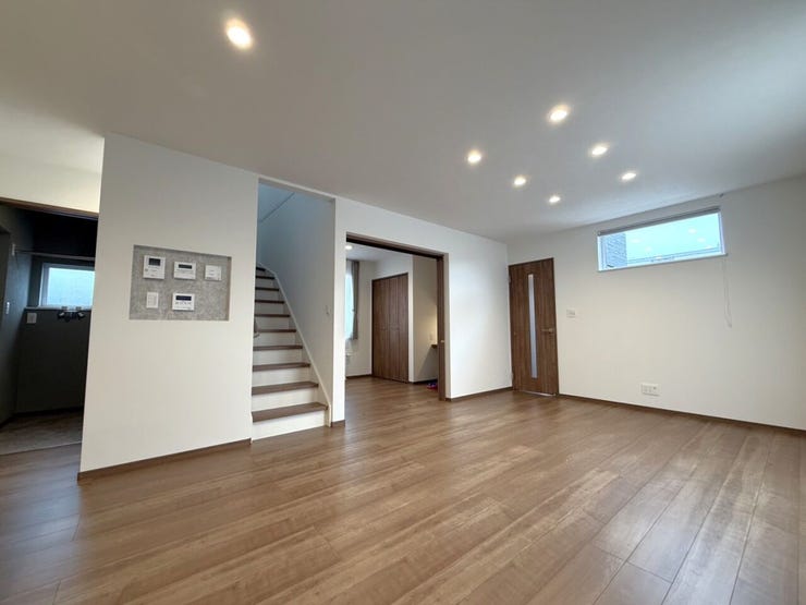 ■LDK(約17.7帖)■
大きな家具でも配置できる十分な広さがあり、ご家族団らんの時間を有意義にしてくれます♪
シンプルな内装デザインの中に、ところどころアクセントを加えたこだわりの空間です!