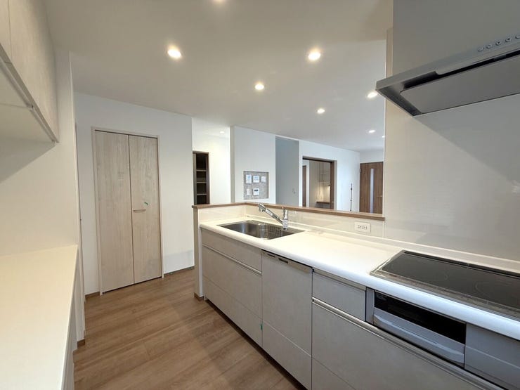 ■キッチン■
対面キッチンはリビングとの一体感が強く根強い人気を誇ります!
お料理中でもご家族とのコミュニケーションが取れます!
窓からの採光もしっかり届き、毎日のお料理の時間が楽しくなります♪