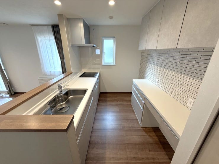 ■カップボード■
カップボードは、調理器具や食器をスマートに収納できます♪キッチンを清潔で整頓された空間に保ち、効率的な料理をサポート◎使いやすさと美しさが融合し、快適な料理空間を演出します☆