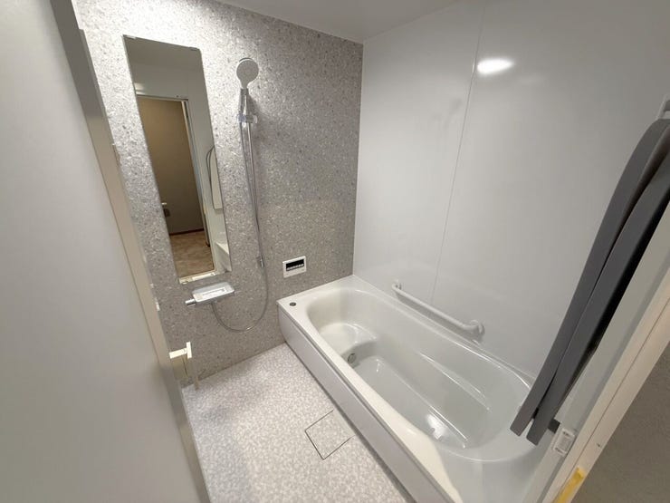 ■浴室■
1日の疲れを癒やしてくれるバスルームは、落ち着いたデザインと快適な広さが魅力的です。ゆったりとした浴槽で、日々の疲れやストレスを忘れ、心からリラックスできる時間を楽しむことができます♪