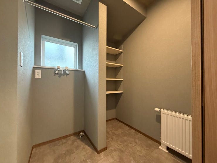 ■洗面所収納■
洗面所に備わる可動式棚は、収納の柔軟性を格上げ。高さを自在に変えられるので、タオルや洗剤などの大きさに合わせて無駄なく使えます。清潔感のある空間に、機能性が加わります!