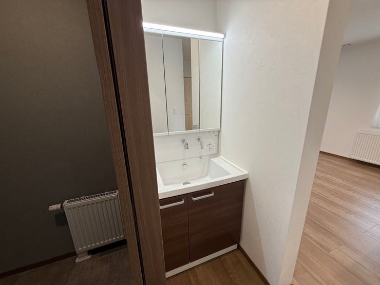 ■洗面化粧台■
三面鏡の裏が収納になっている洗面化粧台♪歯ブラシや化粧品類もスッキリとしまえます!朝の身支度もスムーズです☆洗面ボウル下にも収納がたっぷりありました!ドライヤー等の収納にも便利です☆