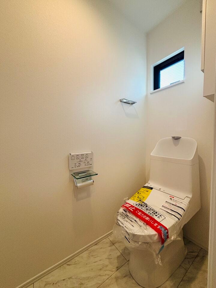 清潔感のあるホワイトを基調とした温水洗浄便座付きのトイレです。小窓が設置されているため、明るく換気もしやすい快適な衛生空間となっています。トイレは1階と2階の計2箇所にございます 。