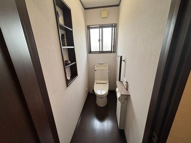 トイレは窓つきで、明るく換気にもいいですね