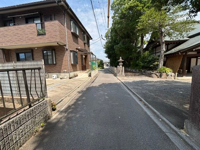 交通量の少ない前面道路です。