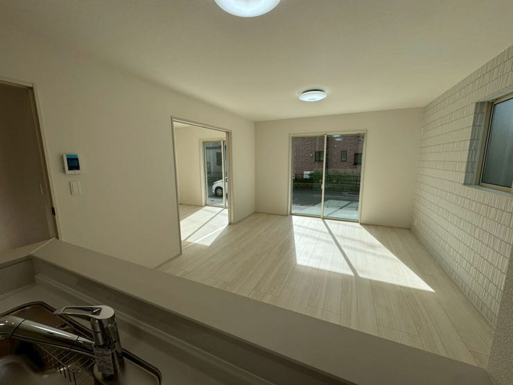 キッチンからリビングの様子を確認することができます。