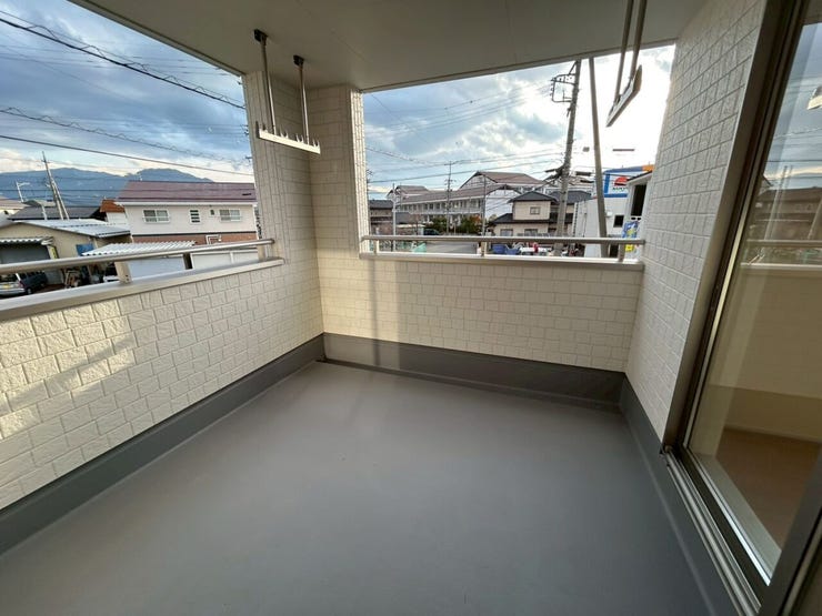 広いインナーバルコニー!
少しの雨風なら防げます♪