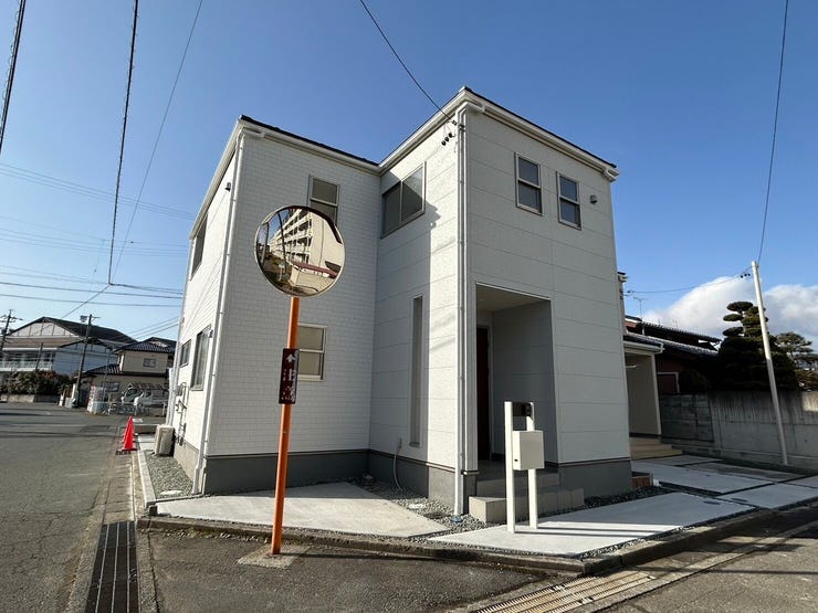 【外観】
白を基調とした外観です♪
土地の形を活かした設計です!