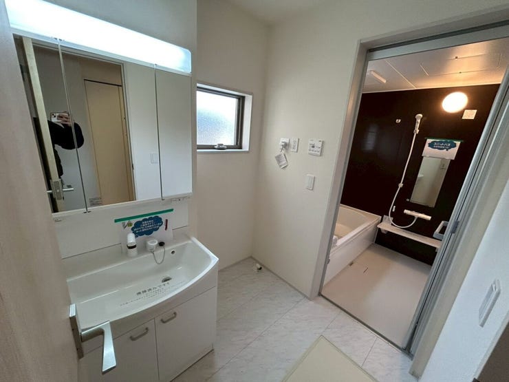 三面鏡タイプで収納豊富!便利な洗面化粧台♪