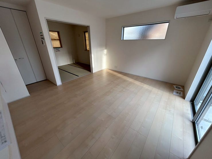 リビングにはエアコン付き♪
ちょっとした収納もうれしいポイント!