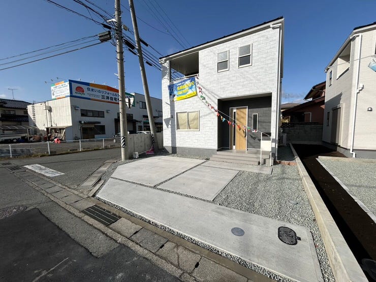 【外観】
並列駐車可能♪
玄関の差し色がおしゃれ!