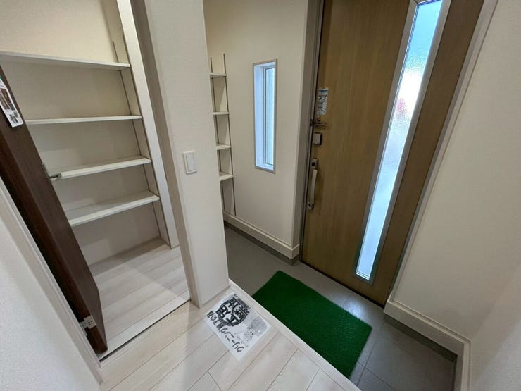 2パターンの玄関収納♪
稼働棚で使い方は自由!