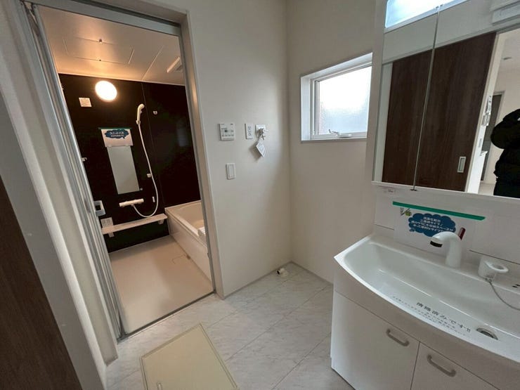 収納力の高い三面鏡を採用!