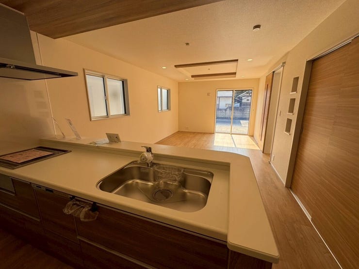 キッチンからリビング全体を見渡すことができます。