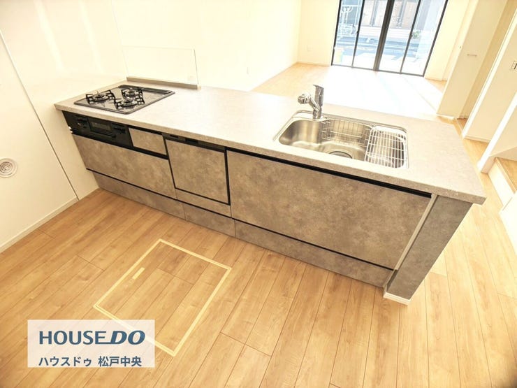 ◎キッチン(1/18撮影)
スライド収納タイプのシステムキッチンは、毎日使いやすく奥様にもうれしいキッチンに。大容量なので、フライパンやお鍋などの大きい物もしっかり入りそうです!