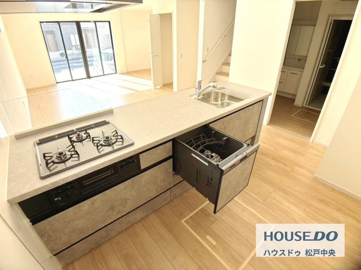 ◎食洗機(1/18撮影)
食洗機の使用で家事時間の短縮、手荒れ軽減、節水、衛生的な洗浄、そして高い洗浄力などメリットが沢山!ビルトイン食洗機なのでキッチンスペースの幅も取らず、スッキリとした印象に。