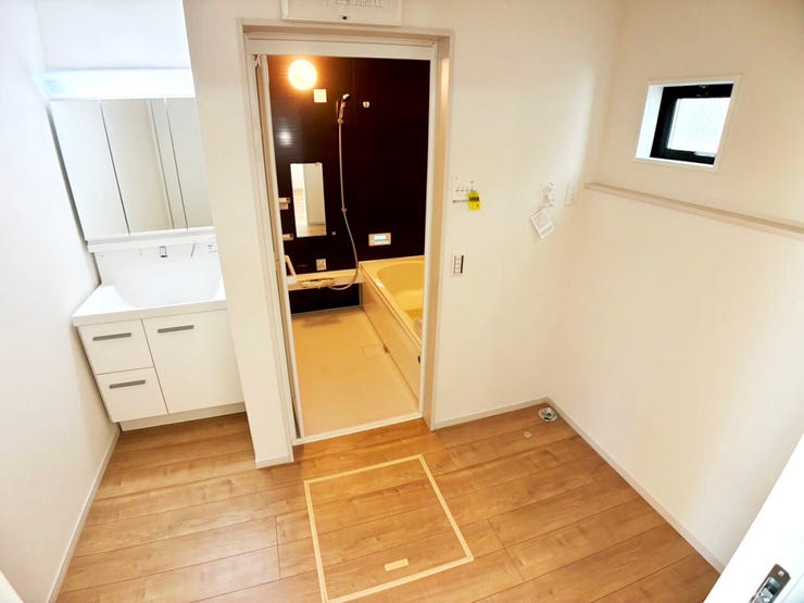 ◎洗面所(1/18撮影)
ゆったりとした広さの洗面所!
室内物干しをつけることで雨の日や花粉の時期、夜の洗濯干しもその場で完結!ハードルが下がり干しやすくなります◎