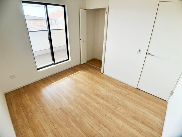 ◎洋室(1/18撮影)
南向きであたたかな陽射しがたっぷり差し込む洋室!毎朝気持ち良く起きられそうですね。