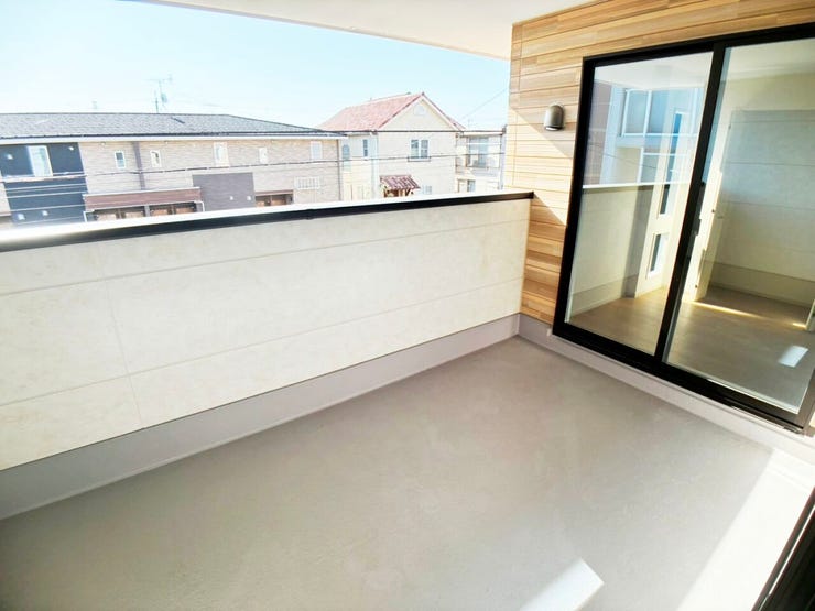 ◎バルコニー(1/18撮影)
奥行きのある南向きワイドバルコニー!布団などを干す際も干しやすいのがいいですね◎
洗濯物も外から見えづらくなっているので干す際も安心です。