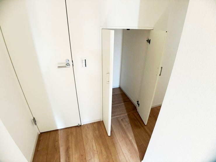 ◎1階トイレ横収納(1/18撮影)
トイレットペーパーの収納や非常時の災害用品などの収納にもピッタリです♪