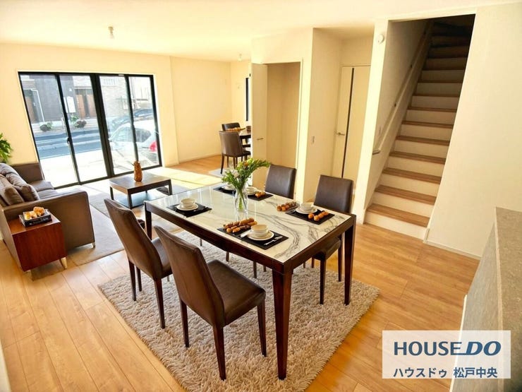 ◎リビング(1/18撮影)
人気のリビング階段を採用♪
リビング収納もついているので普段よく使うものから、お子様のおもちゃまで、便利に使える収納です!
※家具はCGになります。