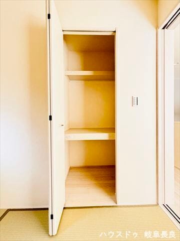 ≪和室≫
布団や座布団を収納したり、下段はお子様のおもちゃ置き場としても重宝します。