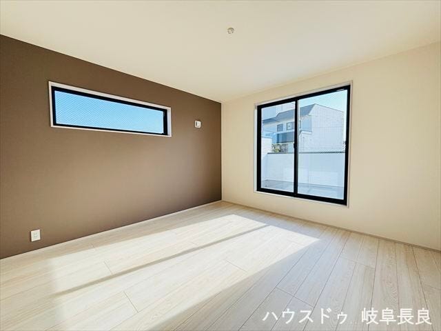 ≪8帖≫
8帖の広さと二面採光を確保した2階の洋室です。たっぷりの光と風が通り抜け、開放感あふれる快適なプライベート空間。主寝室や子供部屋にも最適です。