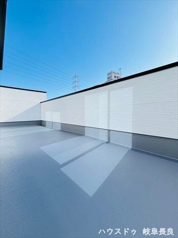 奥行きがあるバルコニーでお洗濯もらくらく。こんな青空の日は洗濯物も気持ちよく乾きますね。観葉植物などを置いて癒しのリラックス空間にするのも素敵です。