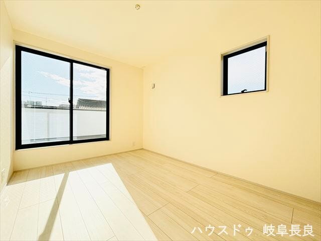 ≪6.2帖≫
陽光がたっぷり差し込む、明るく心地よい南向きの洋室です。観葉植物やインテリアも映える、明るさが魅力です。