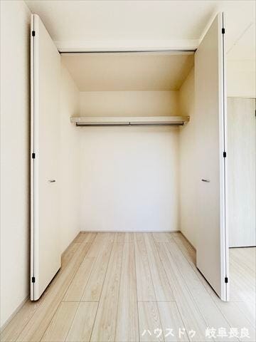 ≪6.2帖洋室≫
新たに家具を買わなくても良いので、ハンガーパイプ付きのクローゼットは嬉しいですね。