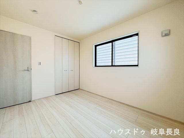 ≪6帖≫
北側の洋室は、自然光が穏やかに差し込み、落ち着いた雰囲気の中でゆっくりとくつろげる静かな空間です。