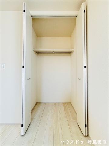 ≪6帖洋室≫
扉を閉めれば中は見えないすっきりとしたクローゼットです。たっぷりの衣類を収納しても、お部屋の生活感を隠し、常に整った美観を保てる機能的な収納です。