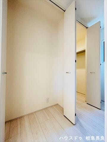 ≪1F廊下≫
あると嬉しい廊下収納は掃除用品を入れたり、各部屋に収まりきらないものを収納したりと重宝します♪