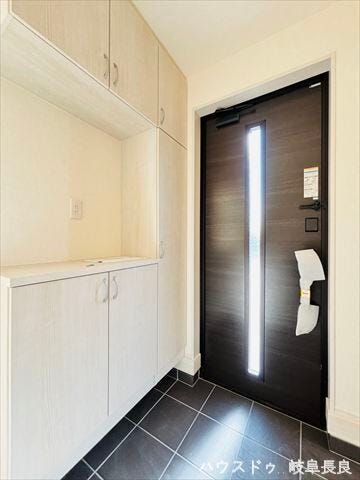 シューズBOXのある広々とした玄関です!家族の履物をしまうことができ、いつでも気持ちよく迎えることができます。小物を飾るスペースもあり、季節ごとに変えてみてもオシャレな玄関に仕上がります。