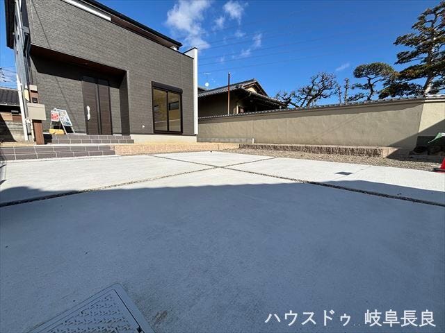 道路とフラットな駐車スペースで、車庫入れ時の段差の心配がありません。車の出し入れがスムーズで、荷物の積み下ろしも楽に行える、安全で快適な設計です。