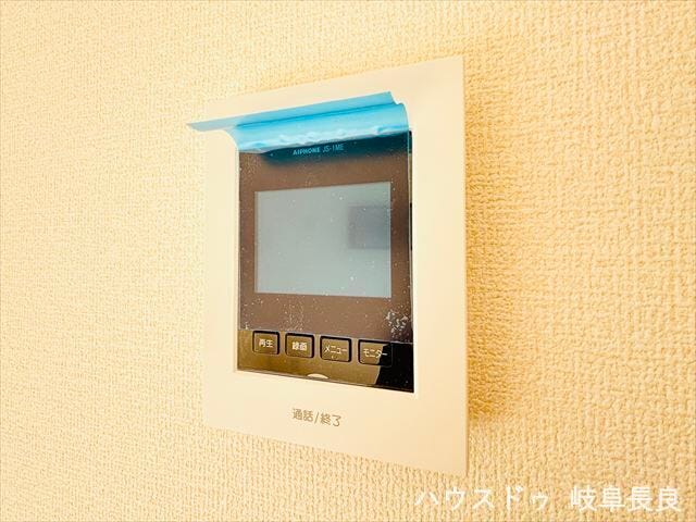 ≪モニター付きインターホン≫
インターホンにモニターが付いているので、玄関まで行かずに来客の対応が出来ます!
