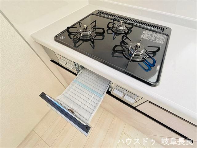 ≪コンロ≫
三ツ口コンロで複数の料理を同時進行でき、グリル付きで焼き料理も手軽に。料理の効率を格段に上げる、快適な調理環境で、忙しい毎日の食卓をサポートします。