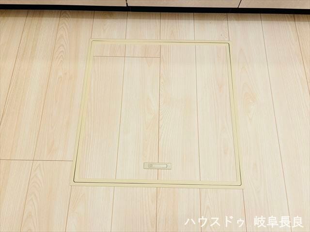 ≪床下収納≫
キッチンの足元に設けた床下収納は、梅干しや根菜、調味料などのストックに最適です。生活空間を邪魔せず、収納力を高める、賢くて便利な隠れた収納です。