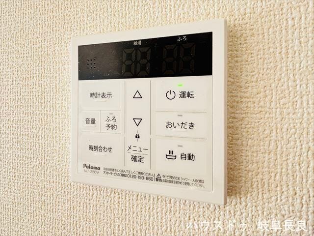 ≪給湯パネル≫
入浴する時間帯がズレてもいつでもあたたかいお湯に浸かれる、追い焚き機能付き給湯システムです。