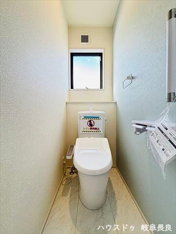 ≪2F≫
窓から自然光が入る、明るく清潔感のあるトイレです。こまめな換気が可能で匂いや湿気がこもりにくく、いつも気持ちよく快適にご利用いただけます。