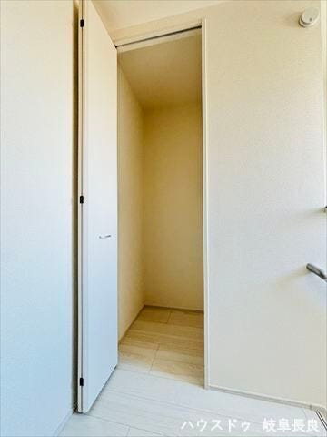 ≪2F廊下≫
各階で使う日用品や掃除用具の収納に便利な2階廊下収納。必要なものがすぐに取り出せ、居住空間を常に快適で綺麗に保てます。